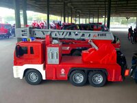 Brandweerwagen - met sproeislang en ladderwagen - Frictie -  geluid en lichtjes - 25 cm